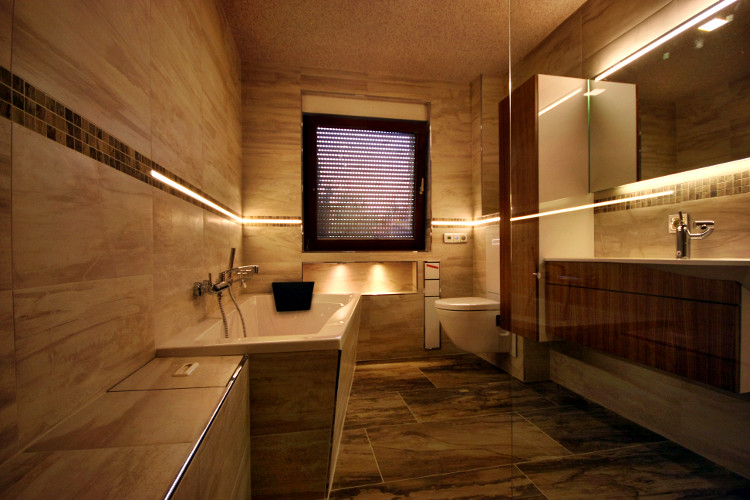 Referenzbad 5 - Bad mit Steinoptik und LED-Beleuchtung