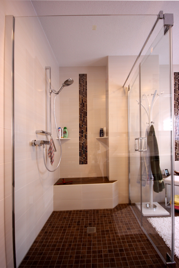 Bodenebene Dusche und elegante Fliesengestaltung - Detail